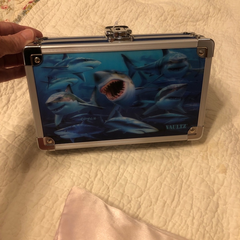Vaultz Blue Shark Kids Aluminum Carry Case